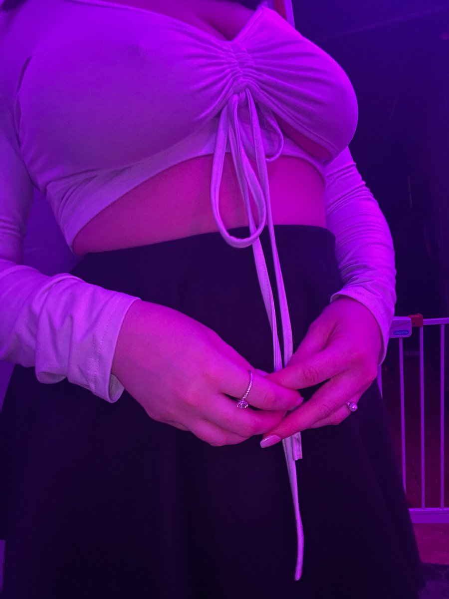 Riah :) on Twitter: "You like my outfit? 🥰"