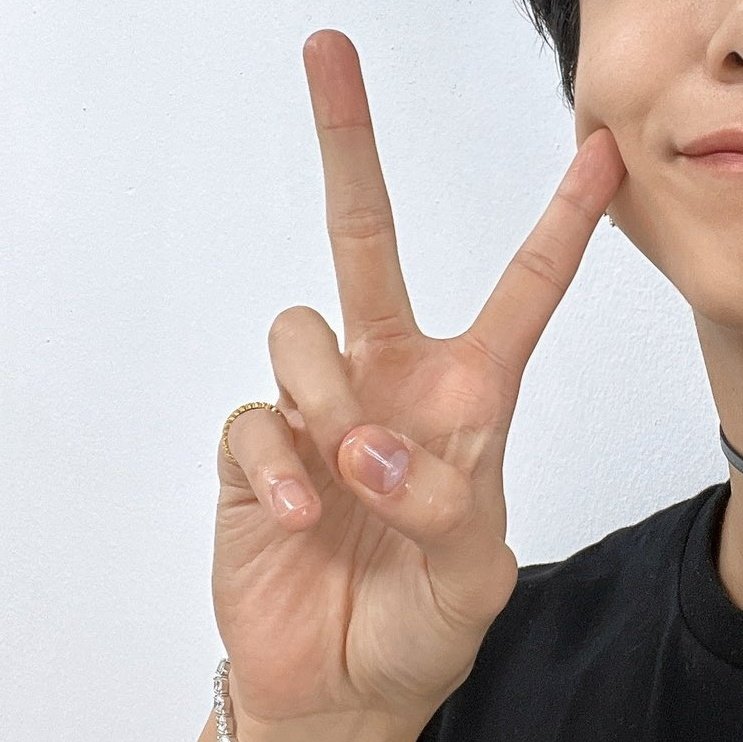 FROMHW2's tweet photo. 형원이는 손끝까지 반짝반짝한 키라키라 아이돌이에요 . . .
손톱 늘 깔끔하게 바짝 깎고 윤기나게 관리하는 미남 아름답다 https://t.co/o2mKRU763r