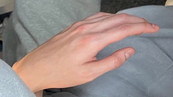 FROMHW2's tweet photo. 형원이는 손끝까지 반짝반짝한 키라키라 아이돌이에요 . . .
손톱 늘 깔끔하게 바짝 깎고 윤기나게 관리하는 미남 아름답다 https://t.co/o2mKRU763r