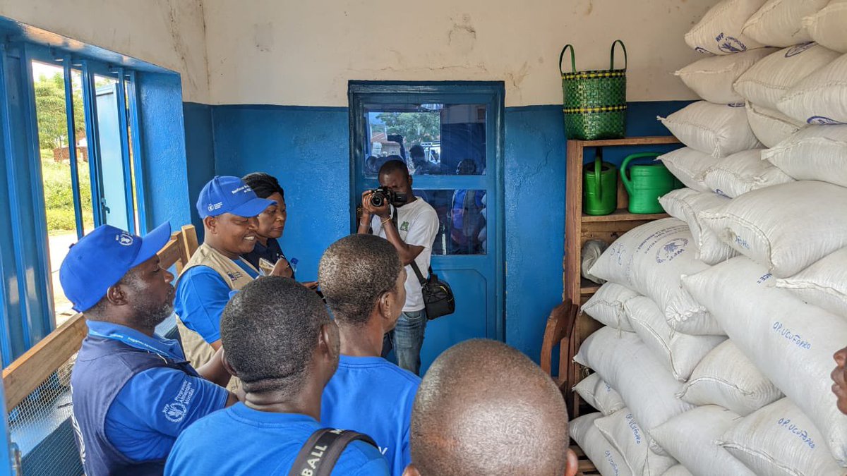 ADIJF1's tweet photo. Sur appui financier de @KfW_FZ_int et @BMZ_Bund, ADIJF en partenariat avec @WFPDRC a lancé la foire agricole agricole ce 10/05/2023 à Luvungi ds la Plaine de la Ruzizi dans le cadre de la vente groupée et la promotion des produits agricoles des petits producteurs groupés. https://t.co/ifek5pb5e2