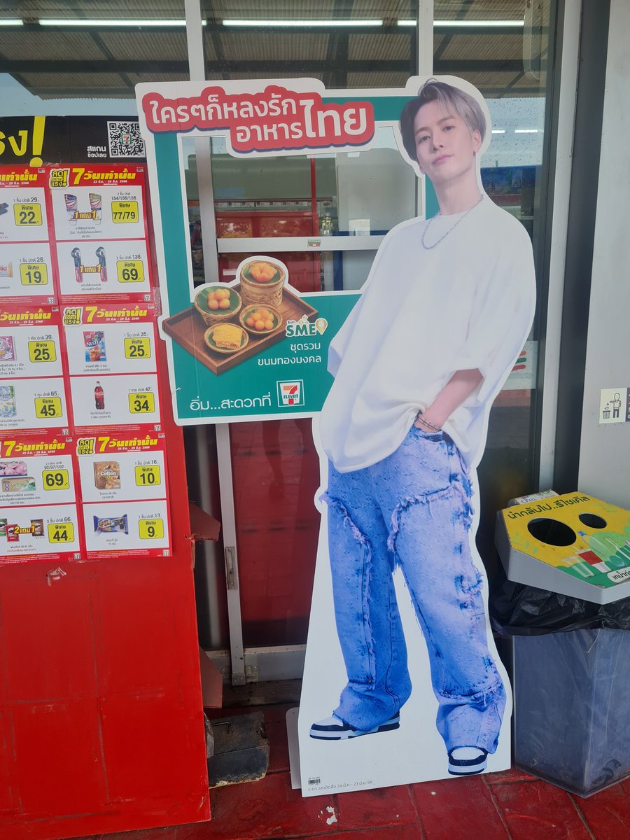 marksonarchv's tweet photo. his hand automatically touched standee jackson's face 🤣😭🥺 https://t.co/GnCZ3UxU8B