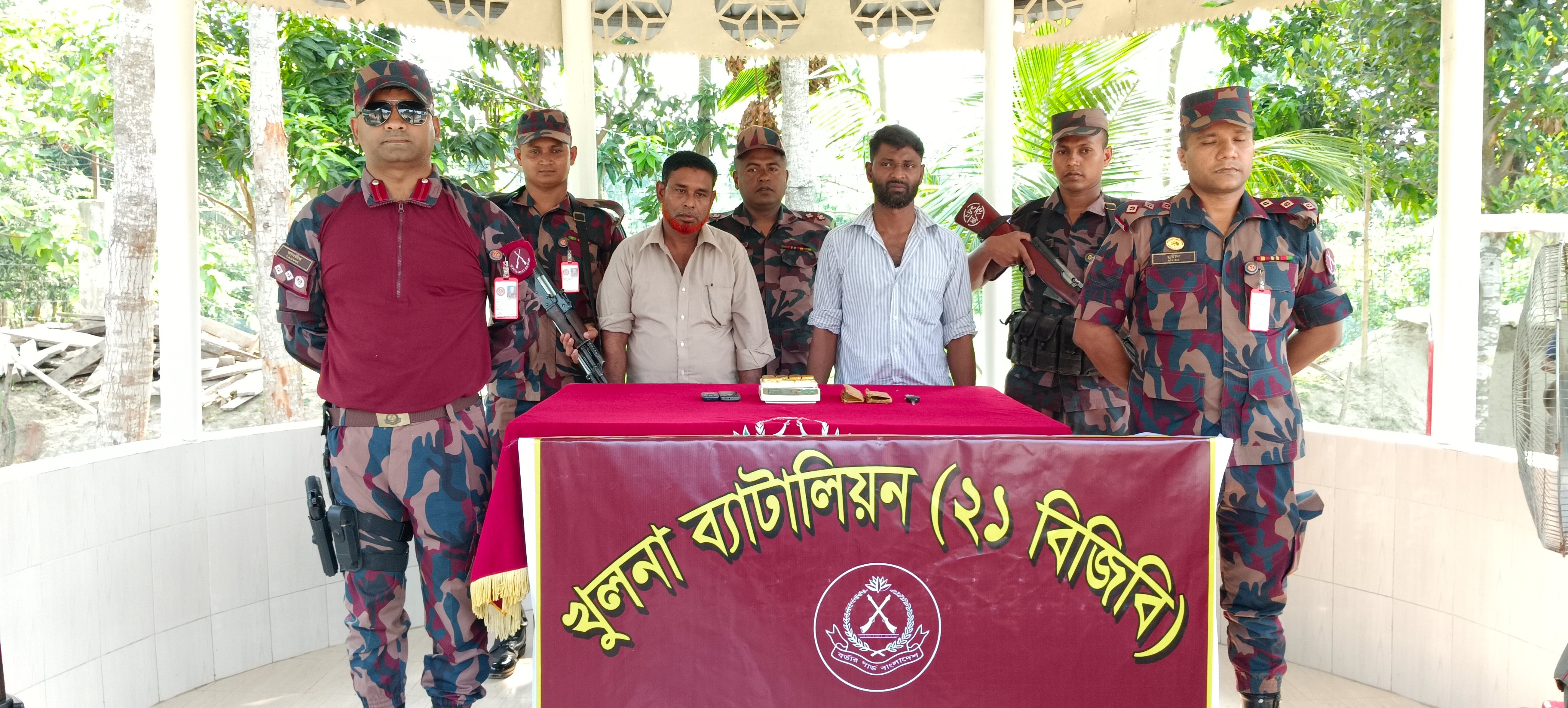 বেনাপোল সীমান্তে ২ কেজি ৩শ’ গ্রাম স্বর্ণসহ দুই পাচারকারী আটক