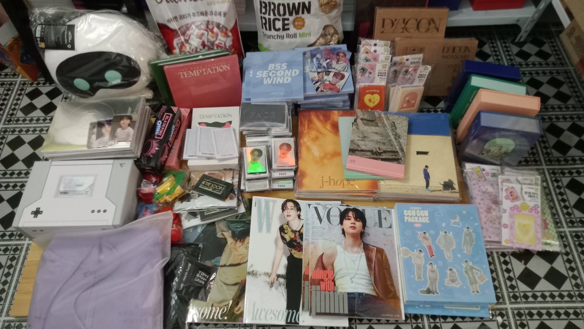 macaldeolshop's tweet photo. Arrivals. #macaldeupdates #macaldearrivals
-Jimin Face album and Lucky draw
-Jimin Vogue and W Korea
-Dicon Mini and 101
-YTC Hoodie
-Wootteo
-Photofolio Yoongi and Jhope
-BT21 Mcdo
-Unsealed DVDs https://t.co/uoetidwOkk