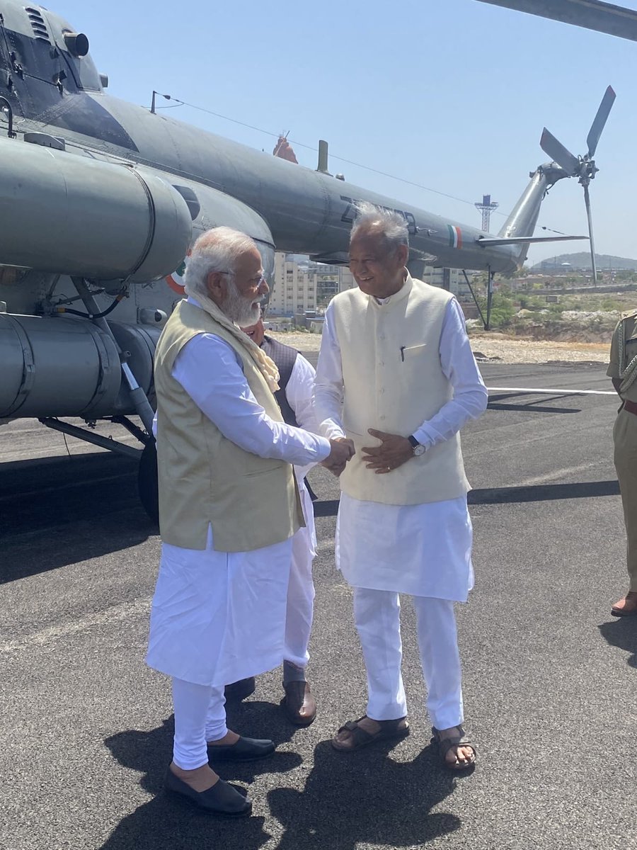 Mahendra_Bharla's tweet photo. बो देखो ..मोदीजी #REET आलो टाबर बिना reteweet करिया जा रियो है..
थे बताओ अब #60k किकर करूं...??
#reteweet लगे रहो...✌️💯💯
#गहलोतजी_थर्ड_ग्रेड_60k_करो
#गहलोतजी_थर्ड_ग्रेड_60k_करो
#गहलोतजी_थर्ड_ग्रेड_60k_करो
🎉 🎉 ✌️✌️🎉 🎉✌️✌️ 🎉 🎉
@Mukeshbaitu
@JATbera1 @TheUpenYadav https://t.co/Jq6JFsgahL
