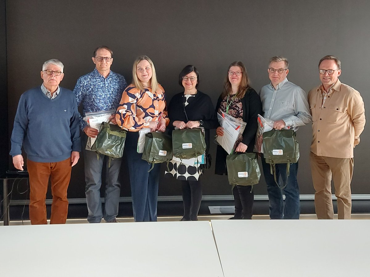 MRoutti's tweet photo. @Rotaryklubi Lpr-Saimaa lahjoitti @LappeenrantaFi kouluille vesireput. Kiitos yläkoululaistemme puolesta @kaikononen 🌹 @GreenrealityLPR https://t.co/CUWimJ3Ihg