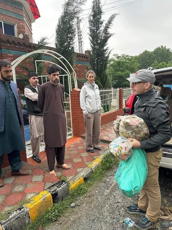 Shahrukhali79's tweet image. سوئزر لینڈ سے آئے مہمانوں کو پاکستان کے سوئزر لینڈ ( سوات ) سے خزانہ ملا ھے ۔ پاکستانی قوم حسرت سے دیکھ رہی ھے کہ یہ خزانے ہماری قسمت میں
 کیوں نہیں ہیں 
ہمارے لئے شرم کا مقام ہے ہم اپنے سیاحتی جگہوں کو اچھی حالت میں نہیں رکھتے ہیں 🤦🏽‍♂️

#Copied 
#PublicServiceMessage