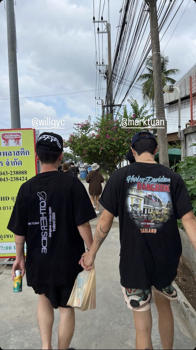 Mxl_mt's tweet photo. ม้าคกะวิลคือเดินจับมือกันหรอ5555555 เอ็นดูอะ ละดูเสื้อม้าคดิ คนไทยท่านหนึ่ง https://t.co/XJbSENDUq3