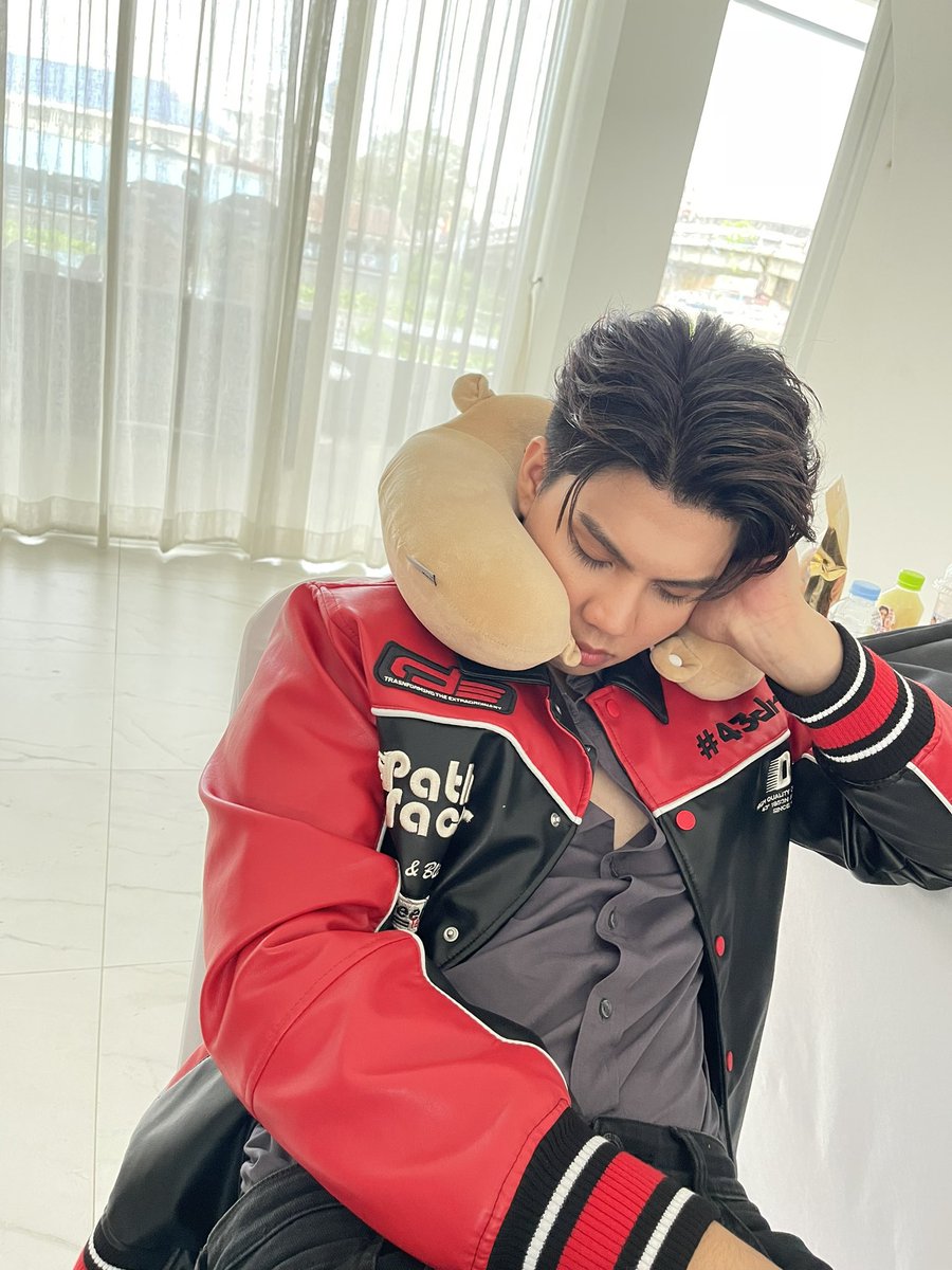 peatwasu's tweet photo. มอนิ่งค้าบทุกคน เที่ยงแล้วอย่าลืมหาอะไรกินกันด้วยน้าา วันนี้ฝนตกด้วย ดูแลสุขภาพกันด้วยนะคับ ⛅️✨ 

#รอยยิ้มของฟอร์ดพีท https://t.co/lqzPhsK3pC