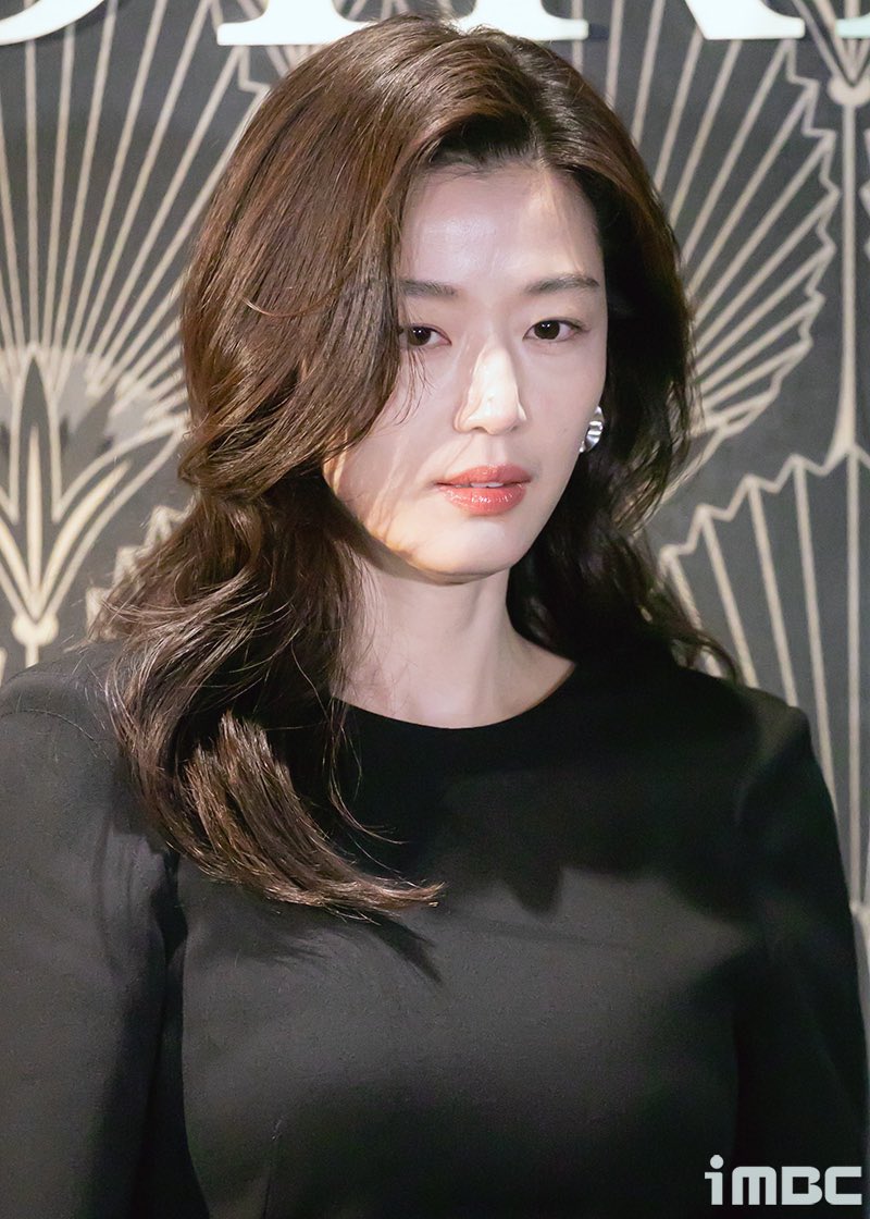 loverdramas's tweet photo. 오늘자 전지현 말도 안된다 진짜 https://t.co/ZMYb8paKkO
