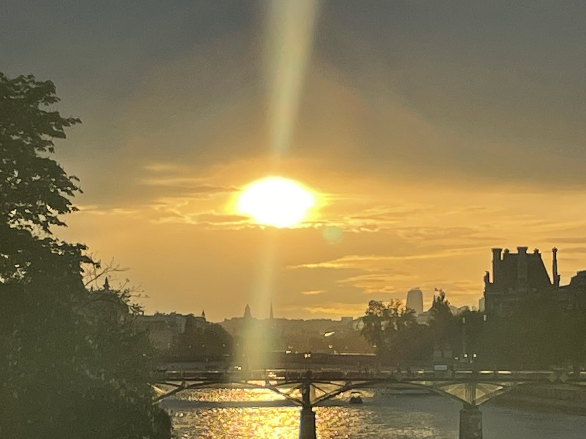 #nofilter #sunset #paris #amazingparis #jeudiphoto #unesoireeaparis #travel #parisestmagique #bynight #parisbynight #photooftheday