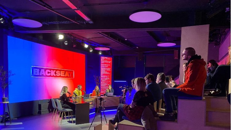 [THREAD ANNONCES] 📢🚨 Des nouvelles du financement de l'émission <a href="/Backseat_fr/">Backseat🎙</a> !

Backseat c'est une aventure dingue : un talk-show d'actualité politique sur Twitch en plateau et en public chaque jeudi soir 

Ça n'avait jamais été fait, vous le vouliez, donc on l'a fait