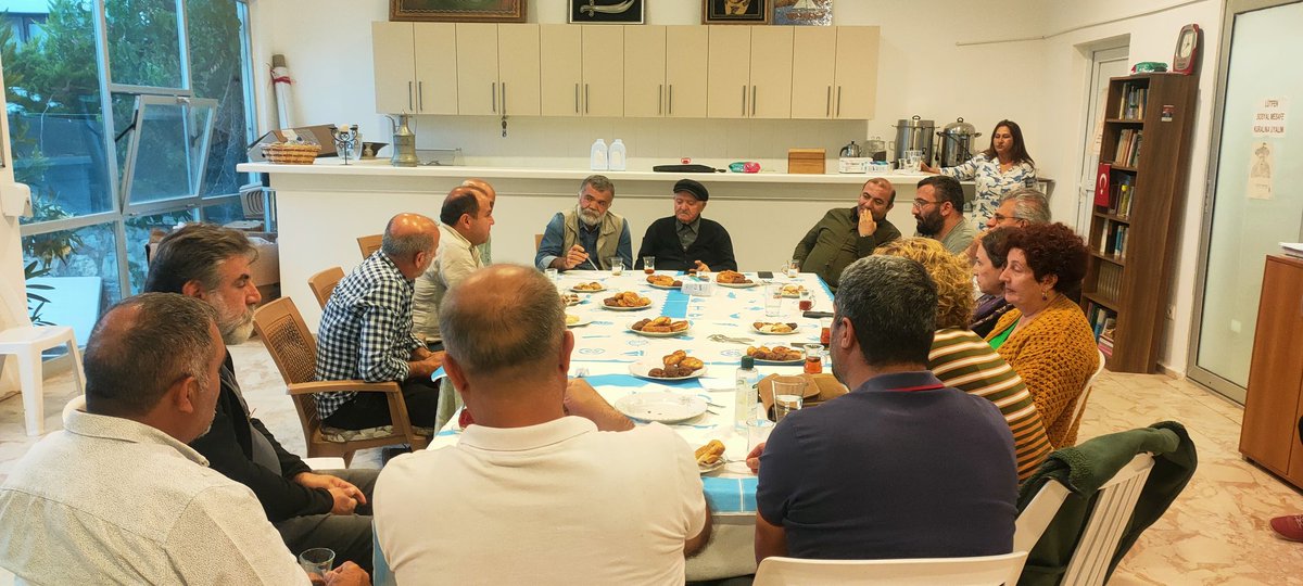HYesilsol's tweet photo. Alevi Bektaşi Derneği 'ni ziyaret ettik .Ötekilestirilen, inkâr edilen, yok sayılan inanç sistemlerinin, kültürlerin, grupların ve bireylerin oluşturduğu bir partiyiz.Meclisteki sesimiz @YesillerSol u büyütmek için,birleşerek geliyoruz, kazanacağız!!✌️✊ https://t.co/sso1ckSk9h
