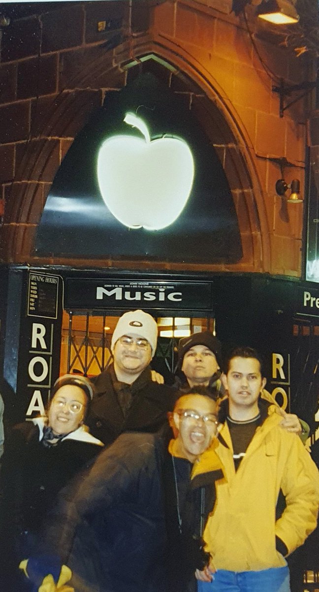 MikeRecomienda's tweet photo. Ahora que muero por andar en #Liverpool gracias a #Eurovision2023 desenpolvé esta foto de hace 23 años cuando anduve por allá...  #ThecavernClub  #ComosifueraAyer https://t.co/ljTBbUvmiP