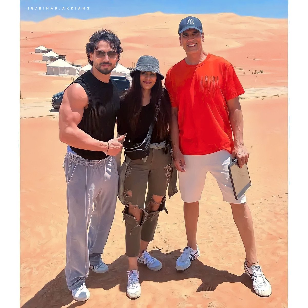 #TigerShroff and #AkshayKumar clicked with A Crew member last month in Liwa Nights, UAE during #BMCM shooting.

 #Akshaykumarlive #KhiladiKumar #BadeMiyanChoteMiyan #tiger #liwa #uae #Dubai #biharakkians