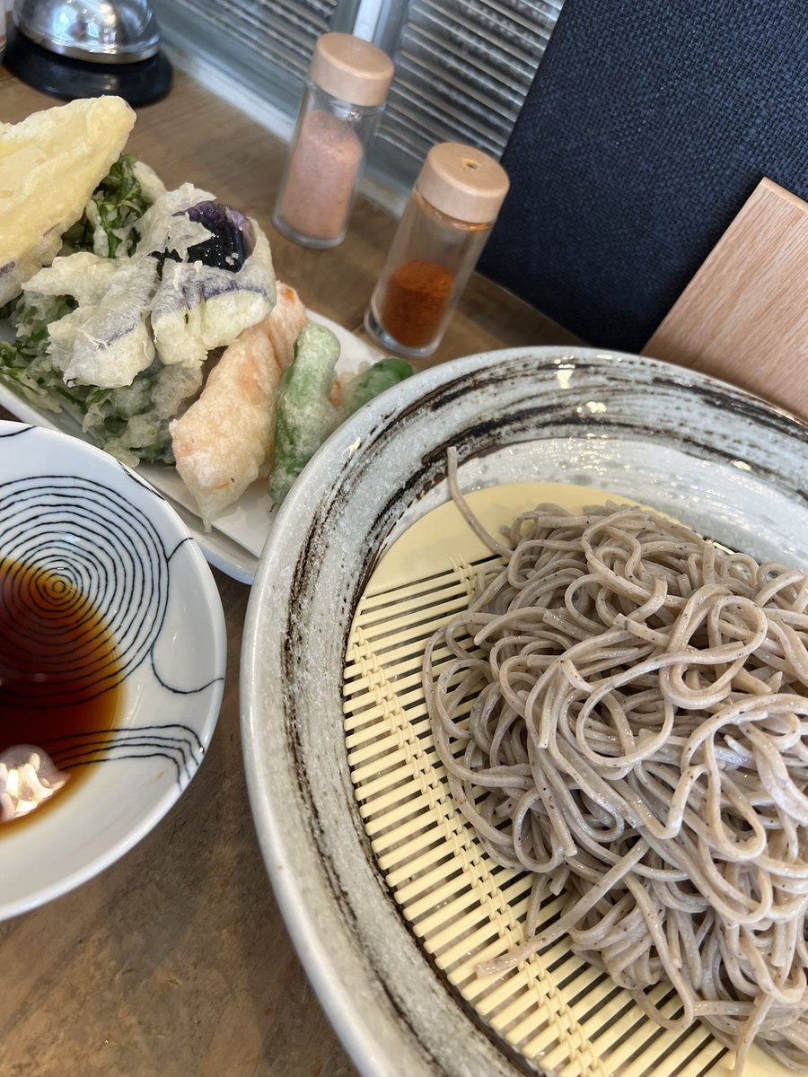 前橋で蕎麦と野菜天。野菜天増量サービス中とのことで、野菜でお腹いっぱい。蕎麦も何気に大盛やん。　＃ランチ　＃前橋　＃蕎麦屋　＃野菜天　＃今日も腹ぱん　＃外食の記録