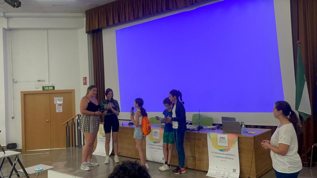 Unas a otras, alumnas de cole a las  de la uni, realidades enlazadas que explican y muestran su trabajo. Eso es posible en espacios diseñados como el IIFestival académico <a href="/CreaInnovaEduca/">CreaInnovaEduca</a> <a href="/CanalUGR/">Universidad Granada</a> <a href="/FCCE_UGR/">Facultad Ciencias de la Educación UGR</a> <a href="/sosteniblesugr/">Igualdad, Inclusión y Sostenibilidad UGR</a> <a href="/EducaAnd/">Consejería Desarrollo Educativo y FP</a> <a href="/EquipoTcnico/">Equipo Técnico</a> #coleAbadia