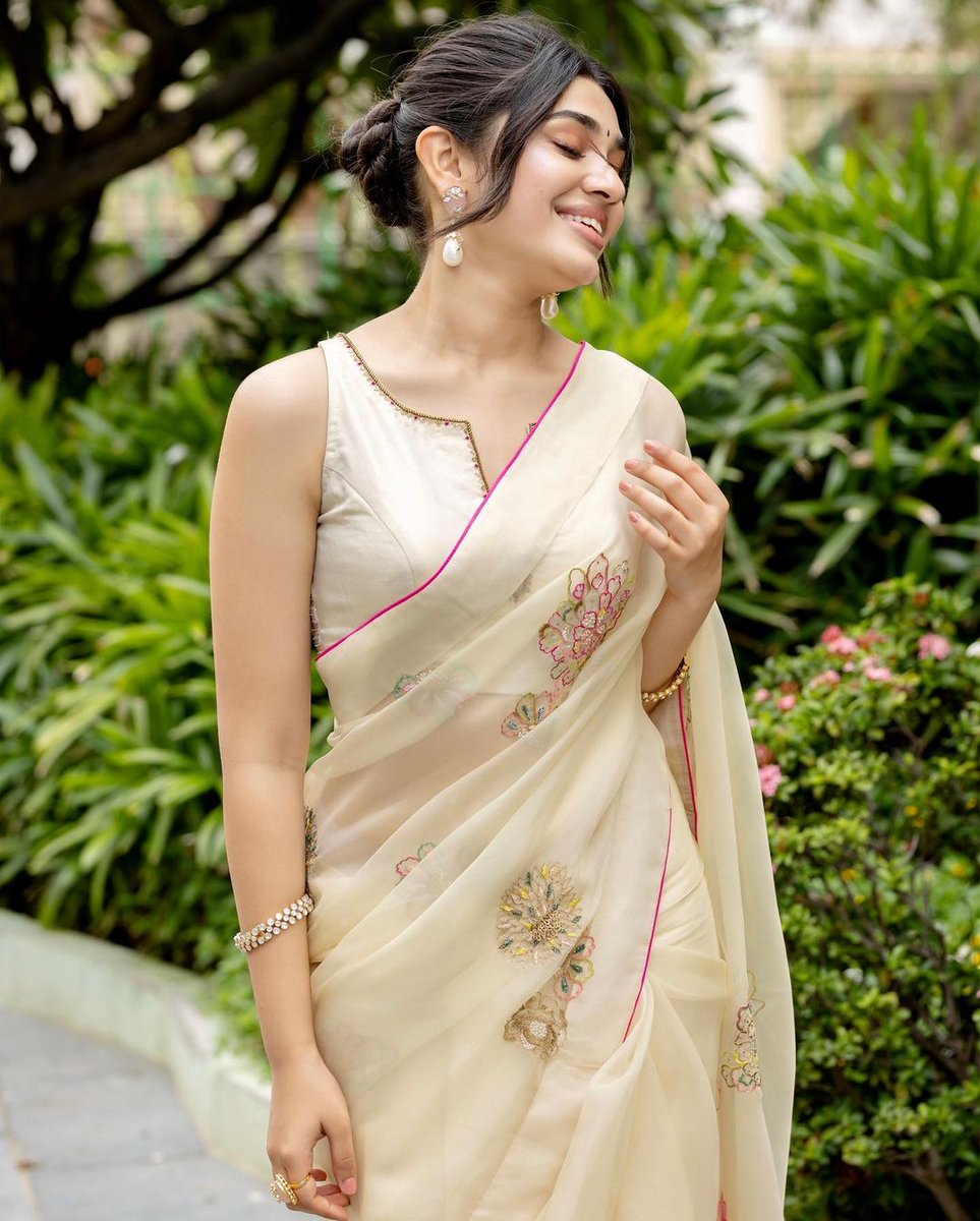 veonetamil's tweet photo. Krithi shetty's saree look is a sight to behold✨️

@IamKrithiShetty #KrithiShetty #Krithi #Custody https://t.co/WwheXrHB8F