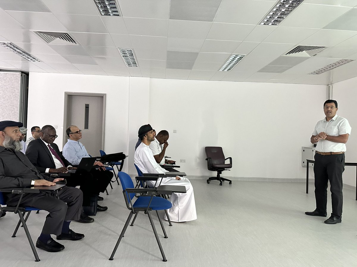 الدكتورة فاطمة الخروصية عضو اللجنة العمانية للرياضيات والاستاذ الدكتور احمد السلمان يقدمان الكلمة الترحيبية بالحضور والاشارة بالبدأ في فعاليات الملتقى البحثي السنوي التاسع للجنة العمانية للرياضيات