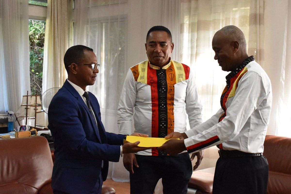 LMMAMada's tweet image. A big step towards the legal recognition of the LMMA concept in Madagascar 🌊! The representatives of the @LMMAMada has just handed to His Excellency the Minister of #Fishing and #BlueEconomy the letter of request for legal recognition of the LMMA concept in #Madagascar 🇲🇬