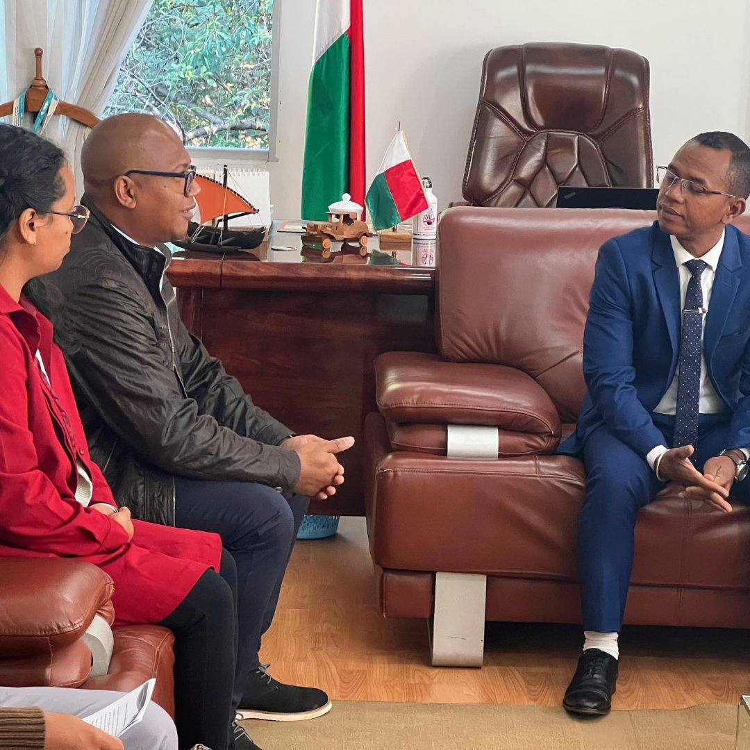 LMMAMada's tweet image. A big step towards the legal recognition of the LMMA concept in Madagascar 🌊! The representatives of the @LMMAMada has just handed to His Excellency the Minister of #Fishing and #BlueEconomy the letter of request for legal recognition of the LMMA concept in #Madagascar 🇲🇬
