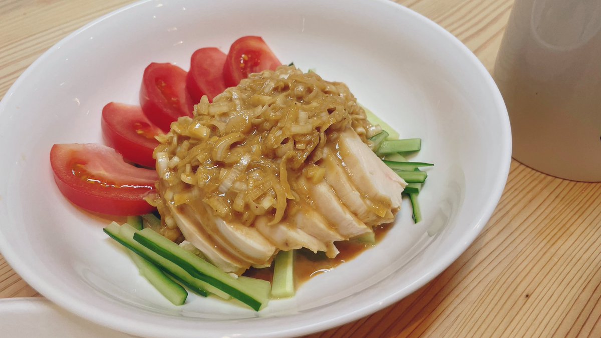 最近のお昼はスタッフが作ったご飯が恒例😏
今日は棒棒鶏🤤
めっちゃ美味しかったです( ˶ ᷇ 𖥦 ᷆ ˵ )