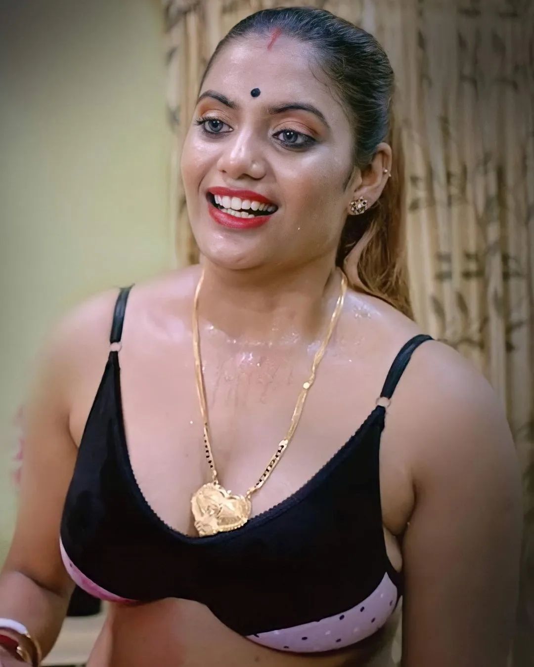 Desi Bomma Lover on X: S@x sessions in summer 🥵 with your wife 🔥 hits  different 😍 Sweaty bra 💦 and nippl*s ❤️‍🔥 t.co15VRPxiyJA  X