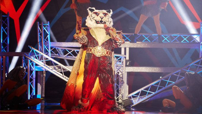 Dos30TV's tweet photo. ENAMORADOS nos hemos quedado en @Dos30TV con el estreno de la T3 de #MaskSingerEstreno arrasando en su franja con un 18.2% de cuota, 1.781.000 espectadores y 4.426.000 contactos

+6.6 puntos que la 2ª opción

Mejora 1.5 puntos el estreno de la T2

#QueVivaLaTele #Audiencias https://t.co/iMTA4LlXhL