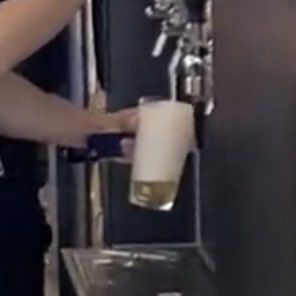 너네최애가 맥주 이렇게 따르면 뭐라할거야?