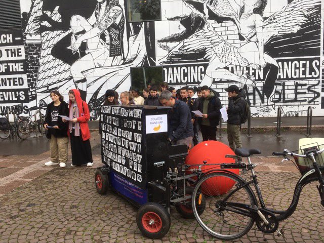 Les 4ème du <a href="/clgHansArp/">Collège Hans Arp (officiel)</a> dans les rues de Strasbourg avec Sébastien Troendle du #OnTheMississippiFestival , commémorer l'abolition de l'esclavage. Blues mémoriel, anti-raciste, portraits d'esclaves noirs avec Diane Albisser de #LibrairieL'oiseauRare. 
<a href="/acstrasbourg/">Académie Strasbourg</a> 
<a href="/OlivierFaron/">Olivier Faron</a>