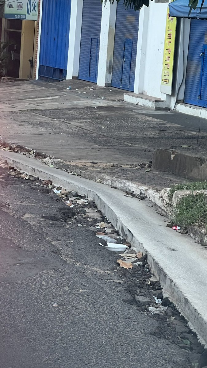 kiaraaguilar's tweet photo. No tienen pico vergüenza de publicar este monto, y de hacer un trabajo tan espantoso? Se imaginan entrar a un negocio y salir con la cubierta cortada por esta cosa?! Alguien verifica los trabajos que se hace ? 😮😣 🤡 https://t.co/YGxWQClZ4y