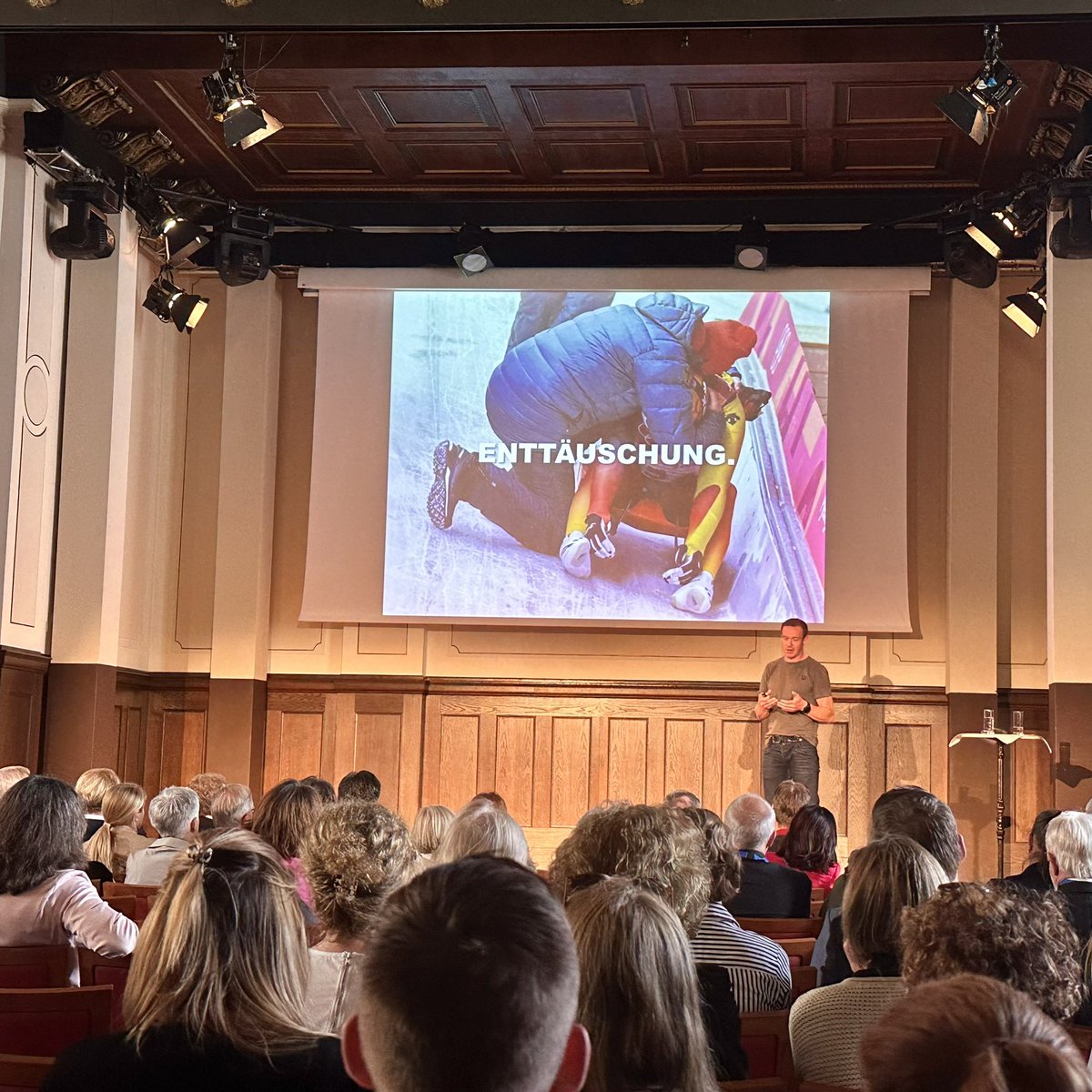 „Es kann nicht immer nur bergauf gehen.“ Das glaubt man niemandem mehr als dem Mehrfach-#Olympia-Sieger <a href="/FelixLoch/">Felix Loch</a> bei seiner Keynote zum #BWBank-Empfang beim Deutschen Stiftungstag #DST23 <a href="/stiftungstweet/">Stiftungstweet</a>. Wäre ja auch doof im #Rodel-Eiskanal… 🛷