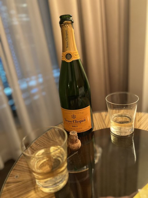 毎日酔っ払い。 ホテルの部屋にクリコが3本あるのだ。 https://t.co/eRwqxhVMqm