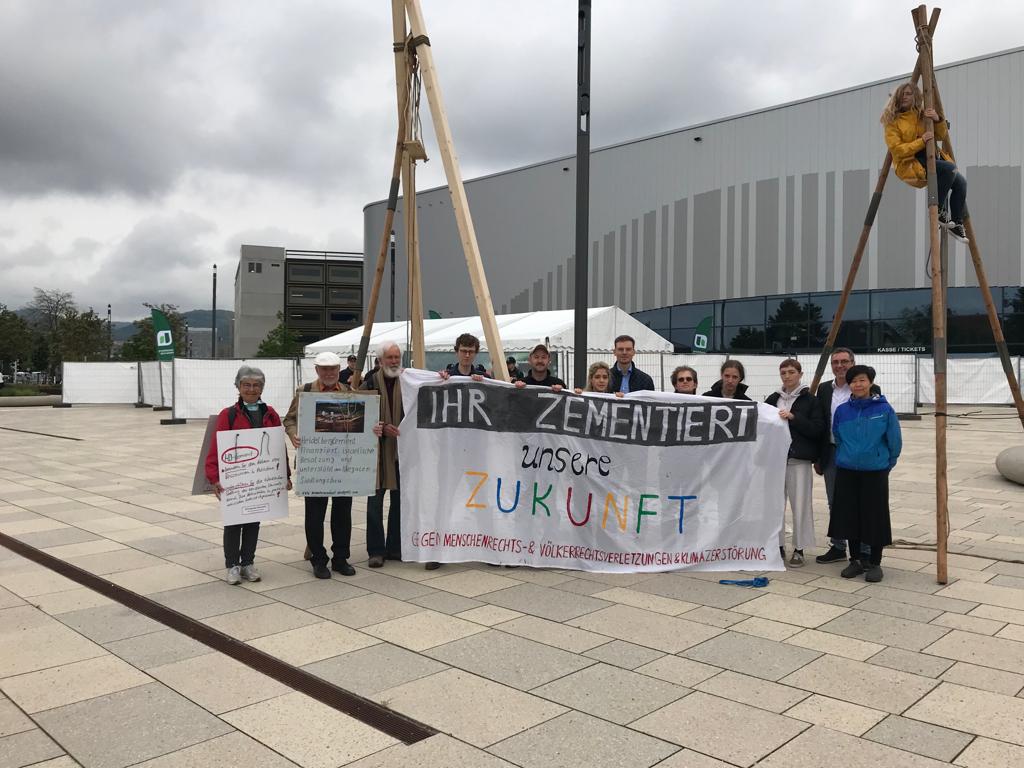 fff_heidelberg's tweet photo. Wir protestieren heute vor der Aktionärsversammlung von @hd_materials und ziehen die Aktionär*innen auch direkt dort zur Verantwortung! Der Konzern schafft Profite aus aller Welt nach Deutschland während Menschen und Natur ausgebeutet werden - deshalb fordern wir #EndCement https://t.co/ksOsdJZPLr