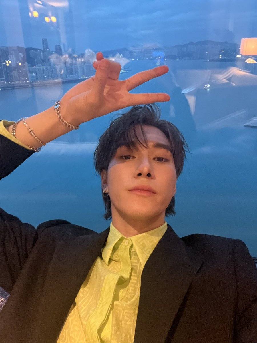 Hirunkit_'s tweet photo. Thank you, Hong Kong Fan. See you again. Who has pictures to show off to me? #hirunkit_ https://t.co/Lrcq80MFCf