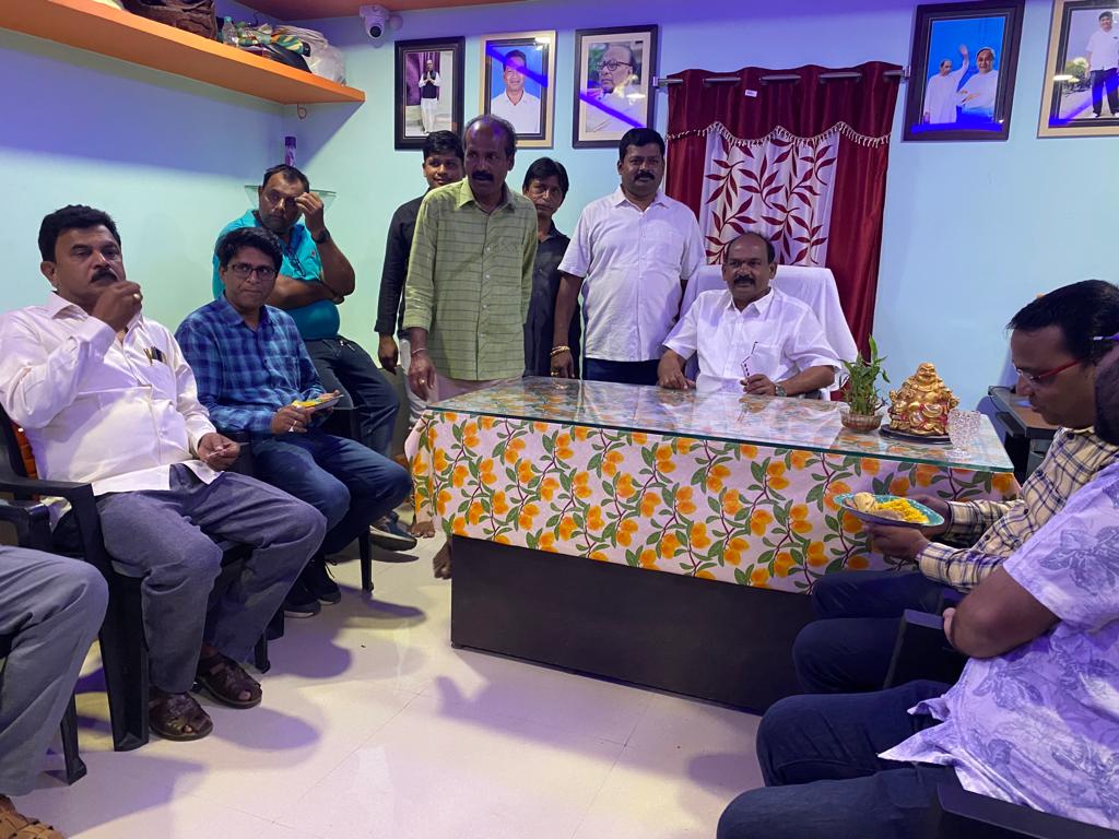 YallaKondababu's tweet photo. ରାୟଗଡା ଜିଲ୍ଲା ଗୁଣୁପୁର ବ୍ଲକ୍ ପ୍ରଧାନୀଗୁଡ଼ାରେ  ଶ୍ରୀ ଠାକୁରାଣୀ ପର୍ବ ମା'ଙ୍କର ଶେଷ ଯାତ୍ରାରେ ଯୋଗ ଦେଇଥିଲି ଏବଂ ତାଙ୍କୁ ଶେଷ ବିଦାୟ ଦିନରେ ମୋତେ ଅତିଥି ରୂପେ ଆମନ୍ତ୍ରଣ କରିଥିବାରୁ ଅନୁଷ୍ଠାନର କର୍ମକର୍ତ୍ତାଙ୍କୁ କୃତଜ୍ଞତା ଜ୍ଞାପନ କରୁଛି। https://t.co/sT4yPgDRqV
