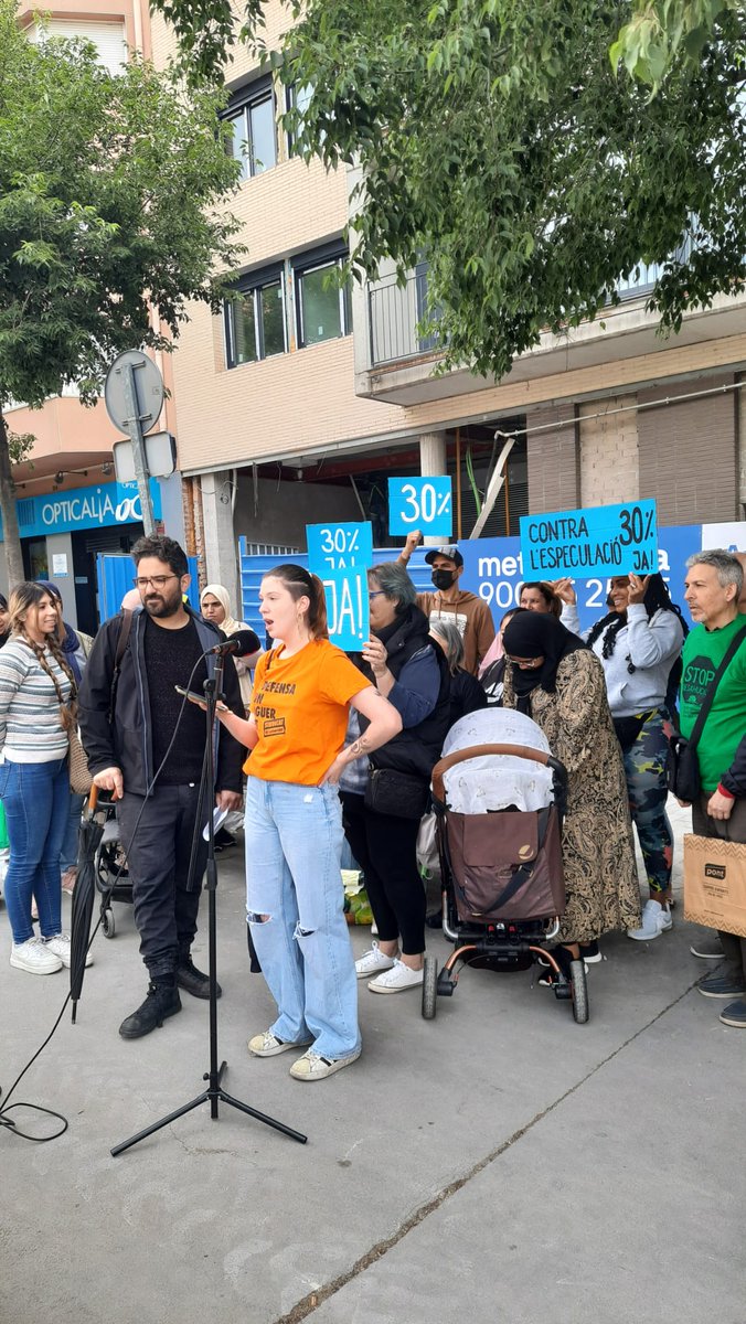 Avui el Grup Promotor del 30% a Terrassa hem sortit al carrer, davant d'una promoció de Metrovacesa (monstre immobiliàri) per reclamar als caps de llista a les eleccions municipals que signin un compromís públic d'aprovar abans dels primers 6 mesos del proper mandat la mesura.