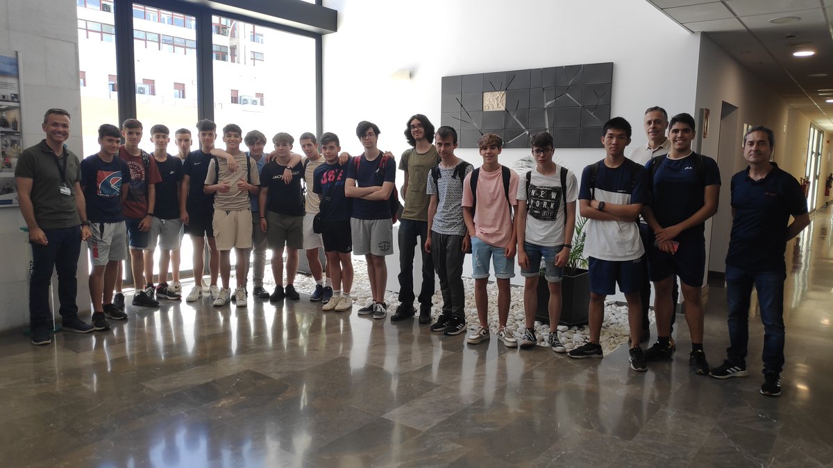 citic_ugr's tweet photo. Como bien sabéis en #CITIC_UGR nos encantan que nos visitéis. Ayer tuvimos el placer de recibir a alumnos del IES García Lorca de Churriana de la Vega. ¡Esperamos que la visita les resultara entretenida y amena! https://t.co/nb8JuiaEsZ