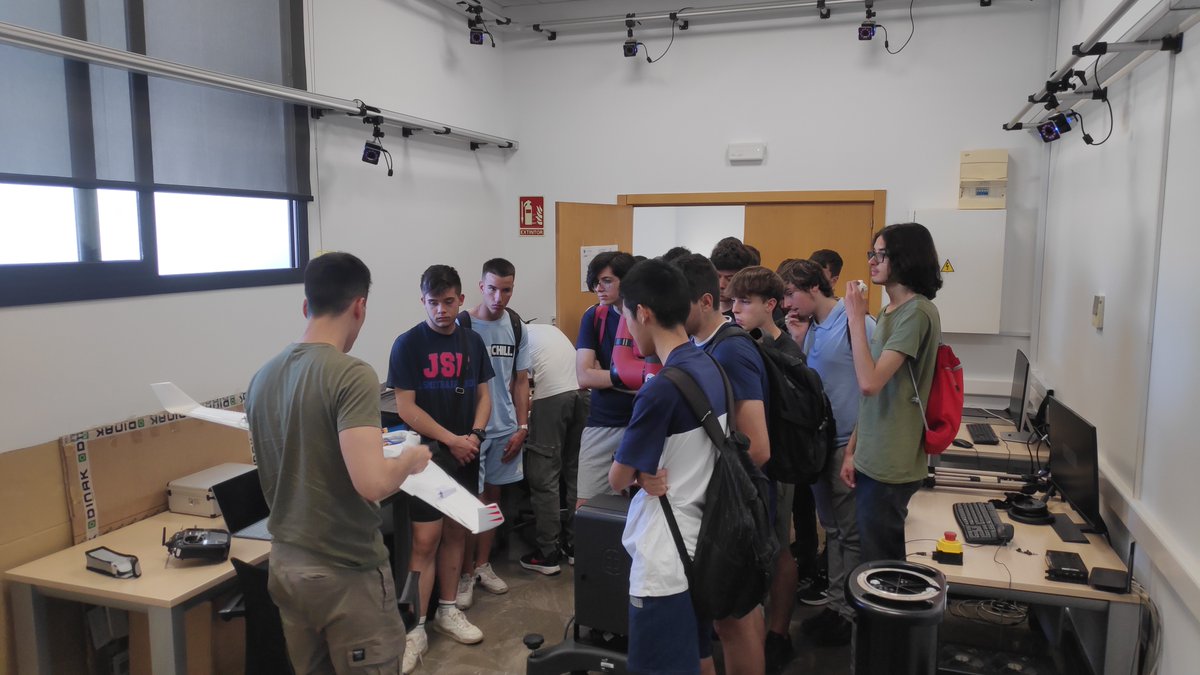 Como bien sabéis en #CITIC_UGR nos encantan que nos visitéis. Ayer tuvimos el placer de recibir a alumnos del IES García Lorca de Churriana de la Vega. ¡Esperamos que la visita les resultara entretenida y amena!