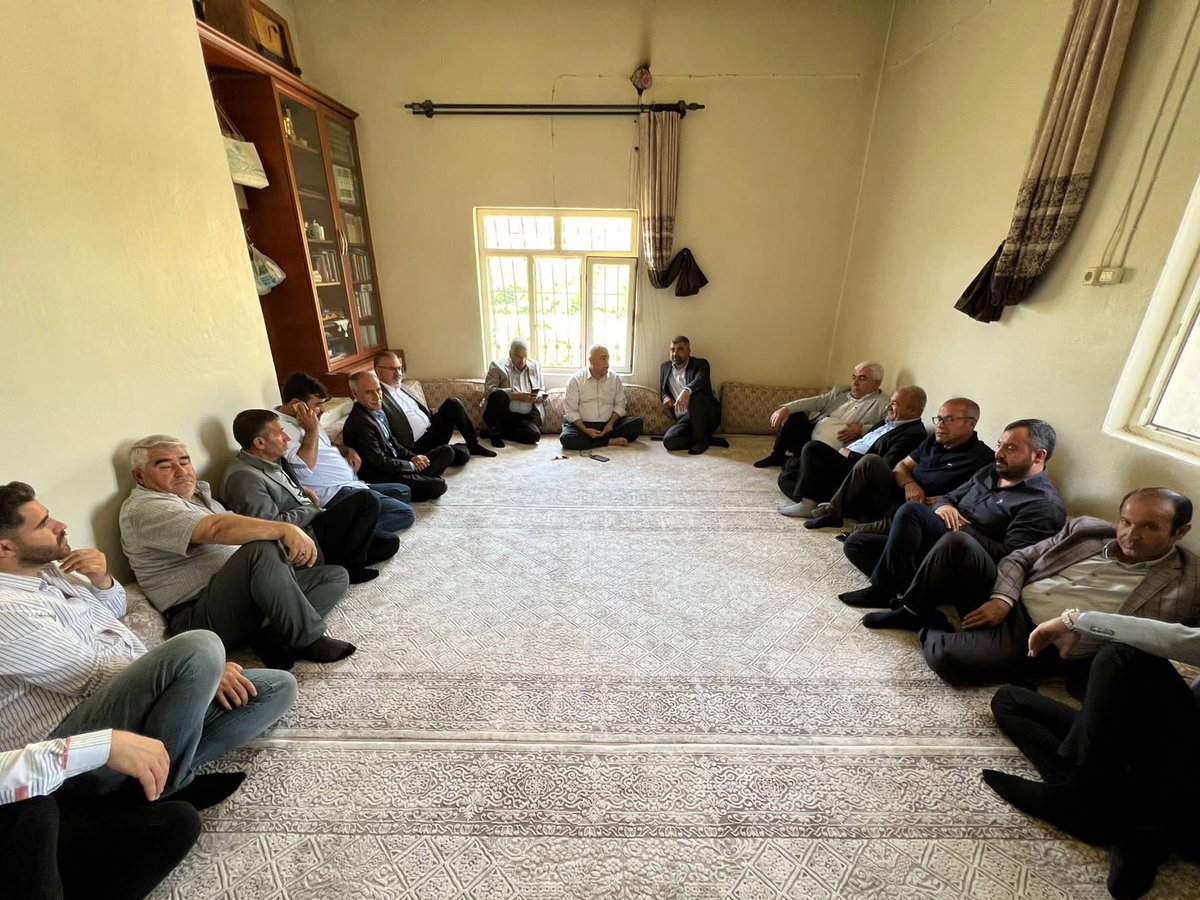 AKKIZILTEPE47's tweet image. Mardin Milletvekili Adayımız Sn. Faruk Kılıç, ilçe başkanımız Sn. Bülent ŞAHİN ve Teşkilatımızdan oluşan heyet eşliğinde #Ayaz Mahalle Muhtarımız Sn. Mahmut Aslan'ı ziyaret ettik. 

İlgi ve alakalarından dolayı kendilerine teşekkür ederiz. 
#DoğruAdımlarlaYolaDevam