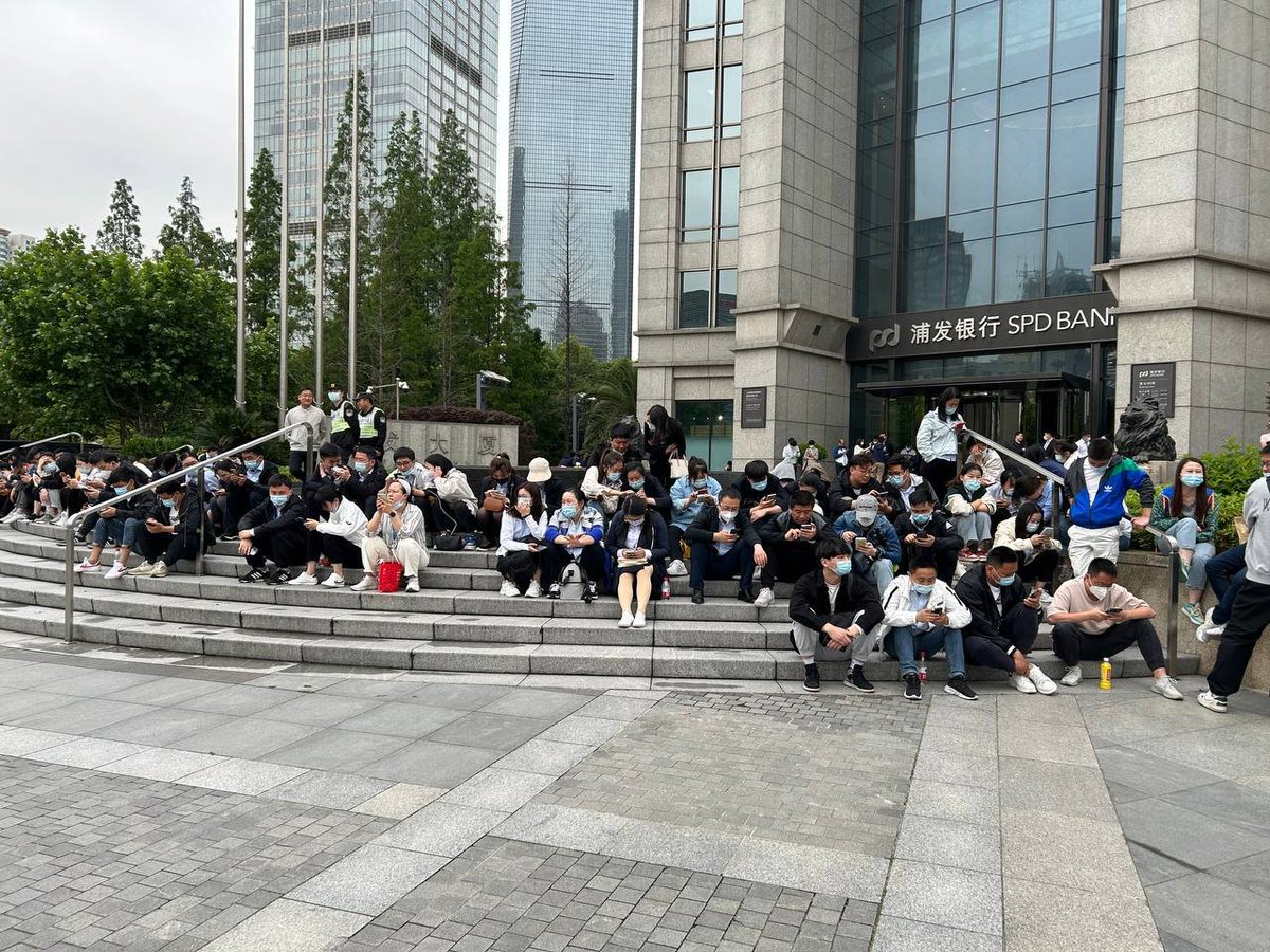 KhalidMazouzM55's tweet photo. Maybe just rumors, but the global banking system never gets some rest. Does anyone know what's really happening?
#中国 #浦发银行 #抗议 #上海
#China #chinaprotest #ChinaRevolution #ChinaProtest2022 #ChinaUprising #ChinaUprising #chinalockdown #China https://t.co/48f2u7PsLY