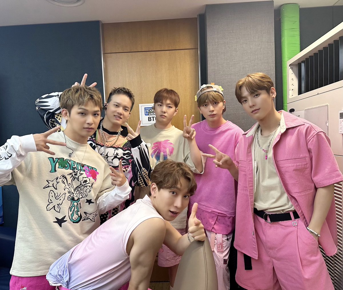 OFFICIALBTOB's tweet photo. [📸] 230511 @ #엠카운트다운

멜로디 덕분에 늘 입꼬리가 귀에 걸리는 비투비!😆
늘 웃게 해주는 멜로디가 짱👍🏻 오늘도 감사해요🩷
이번 주도 비투비와 행복하길 바람💙🍀

#비투비 #BTOB
#WIND_AND_WISH #나의_바람 https://t.co/el5uT2bR2U