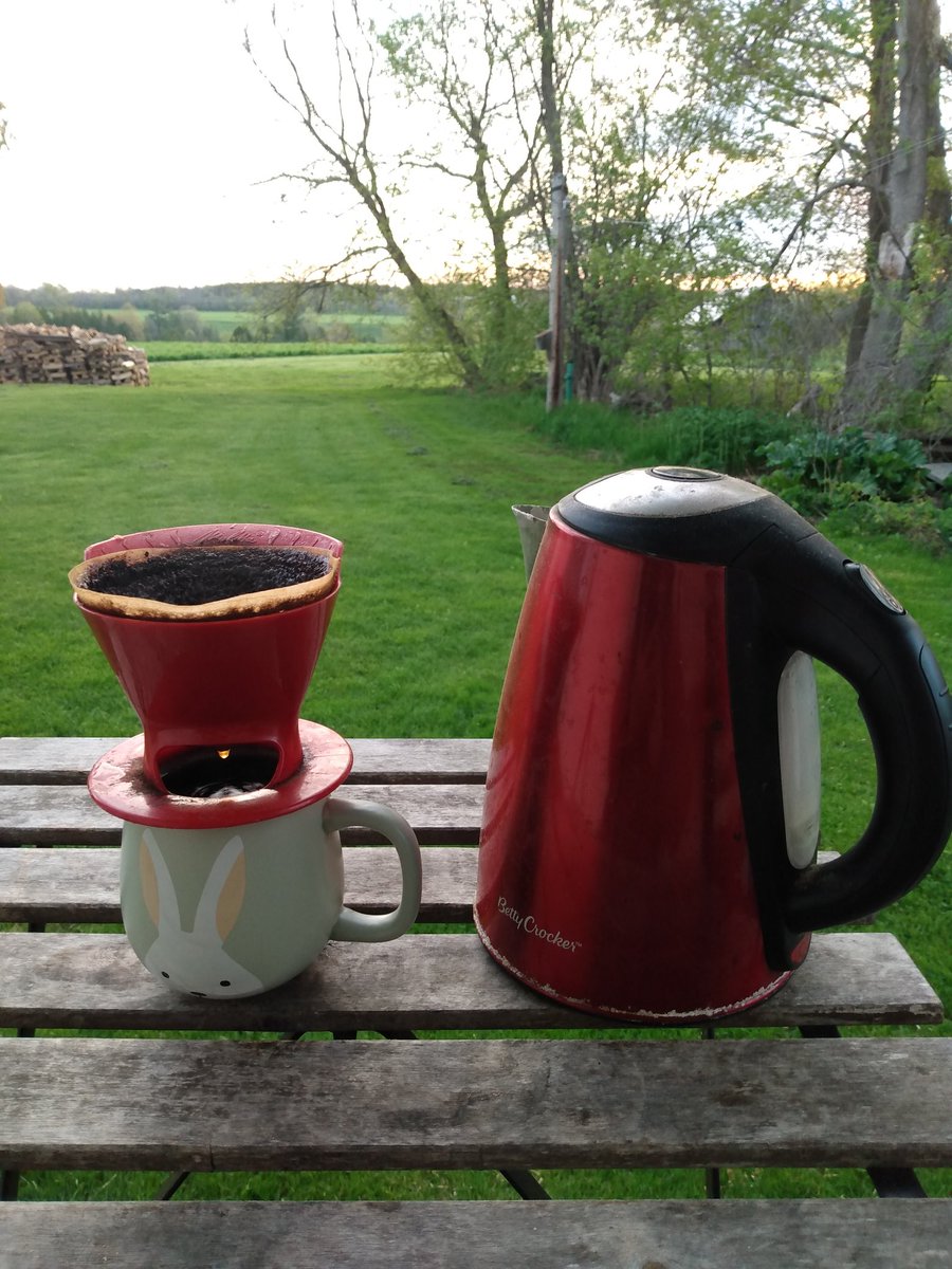 Making coffee at a nice temperature of 10C this morning instead of freezing, various birds singing and the chickadees have become curious and often fly up to me to inspect me 😅🕵️🔎  Good morning from The Farm 😊🌞🐦🕊️🦃