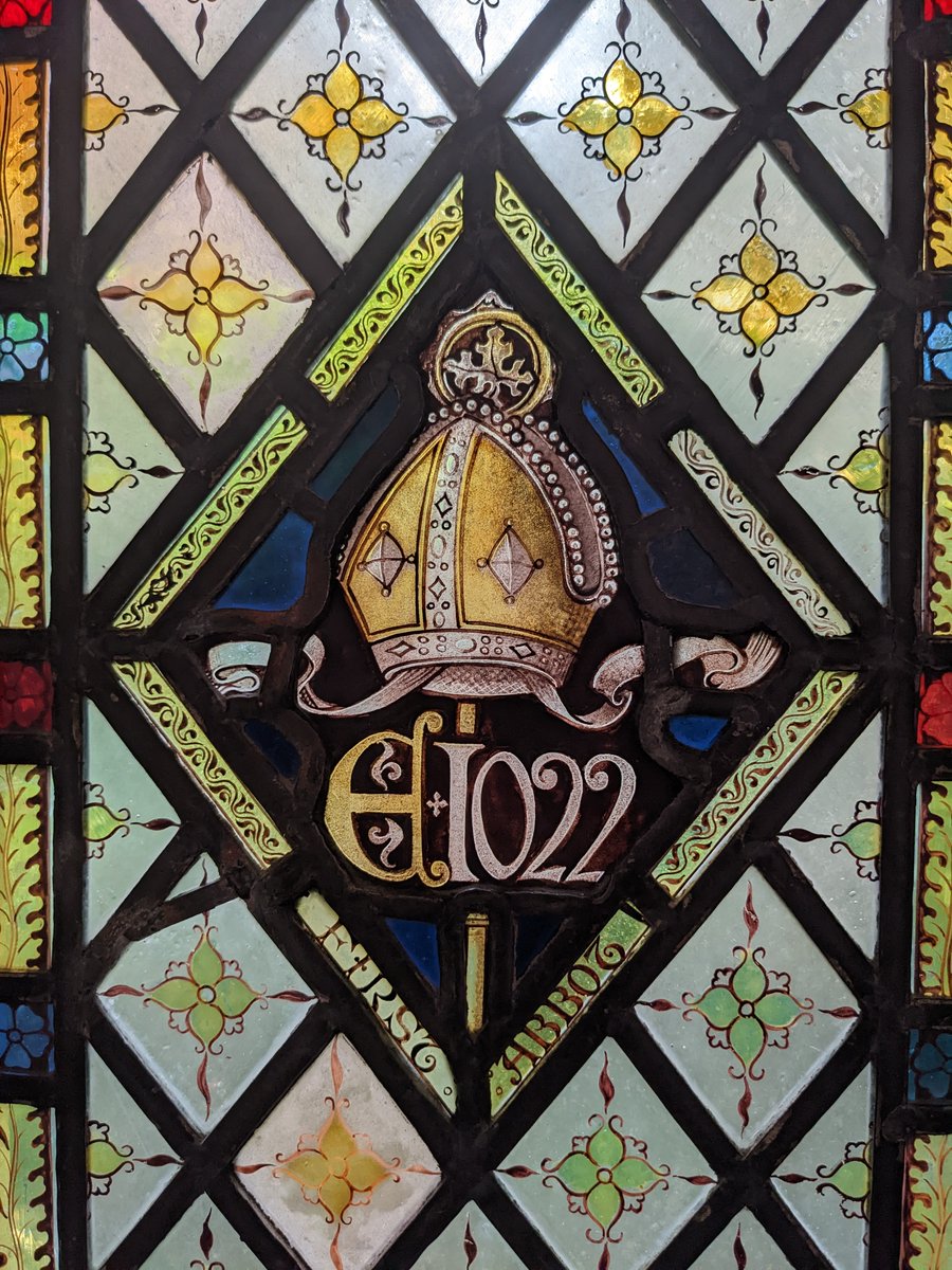 ancient_schools's tweet photo. There is no record of when formal education exactly began in Gloucester.  It may have been around 1022 when Benedictine monks first arrived.  This is the date displayed on the glass in the north walk of our cloisters, probable site of the medieval school @GlosCathedral. https://t.co/UBMe4NZiup