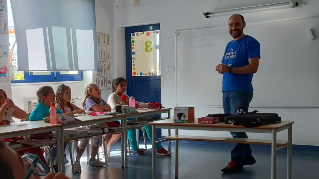 CIBIT (@cibit_uc) on Twitter photo Imagine returning to your elementary school 28 years later as a scientist. That's what <a href="/JMSCastelhano/">João Castelhano</a> did! 🧑🔬
As part of the #CRE program, by <a href="/NativeScientis1/">Native Scientists</a> with the support of <a href="/uc_iii/">Institute of Interdisciplinary Research</a>, he shared his expertise with 4th-grade students, exploring how we can trick our brains 🧠! Imagine returning to your elementary school 28 years later as a scientist. That's what <a href="/JMSCastelhano/">João Castelhano</a> did! 🧑🔬
As part of the #CRE program, by <a href="/NativeScientis1/">Native Scientists</a> with the support of <a href="/uc_iii/">Institute of Interdisciplinary Research</a>, he shared his expertise with 4th-grade students, exploring how we can trick our brains 🧠!