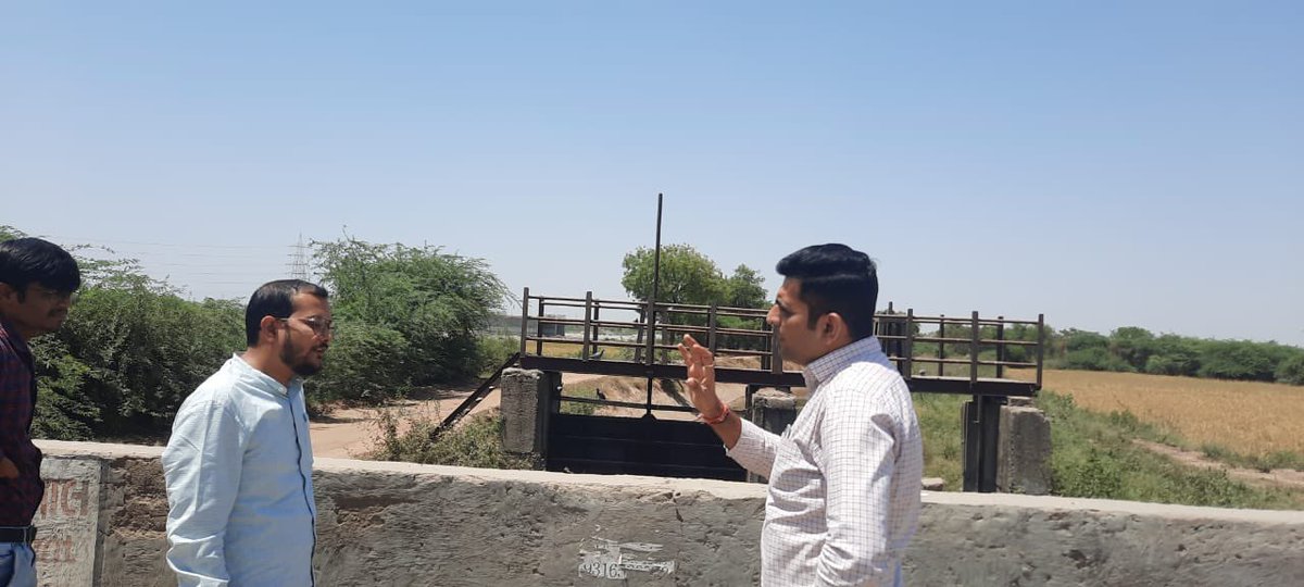 harshpatel162's tweet photo. આજરોજ વાસણા ચાચરાવાડી ગામે તલાટીશ્રી તથા સરપંચશ્રી સાથે આગામી ચોમાસું ઋતુ ની તૈયારીના ભાગરૂપે પાણી ભરાવાના સ્થળોની મુલાકાત લઇ તેનો સત્વરે ઉકેલ લાવવા લાગું વિભાગને સુચના આપી @SDMSanand @CollectorAhd @ahmedabad_info @InfoGujarat https://t.co/PEwsit2FFK