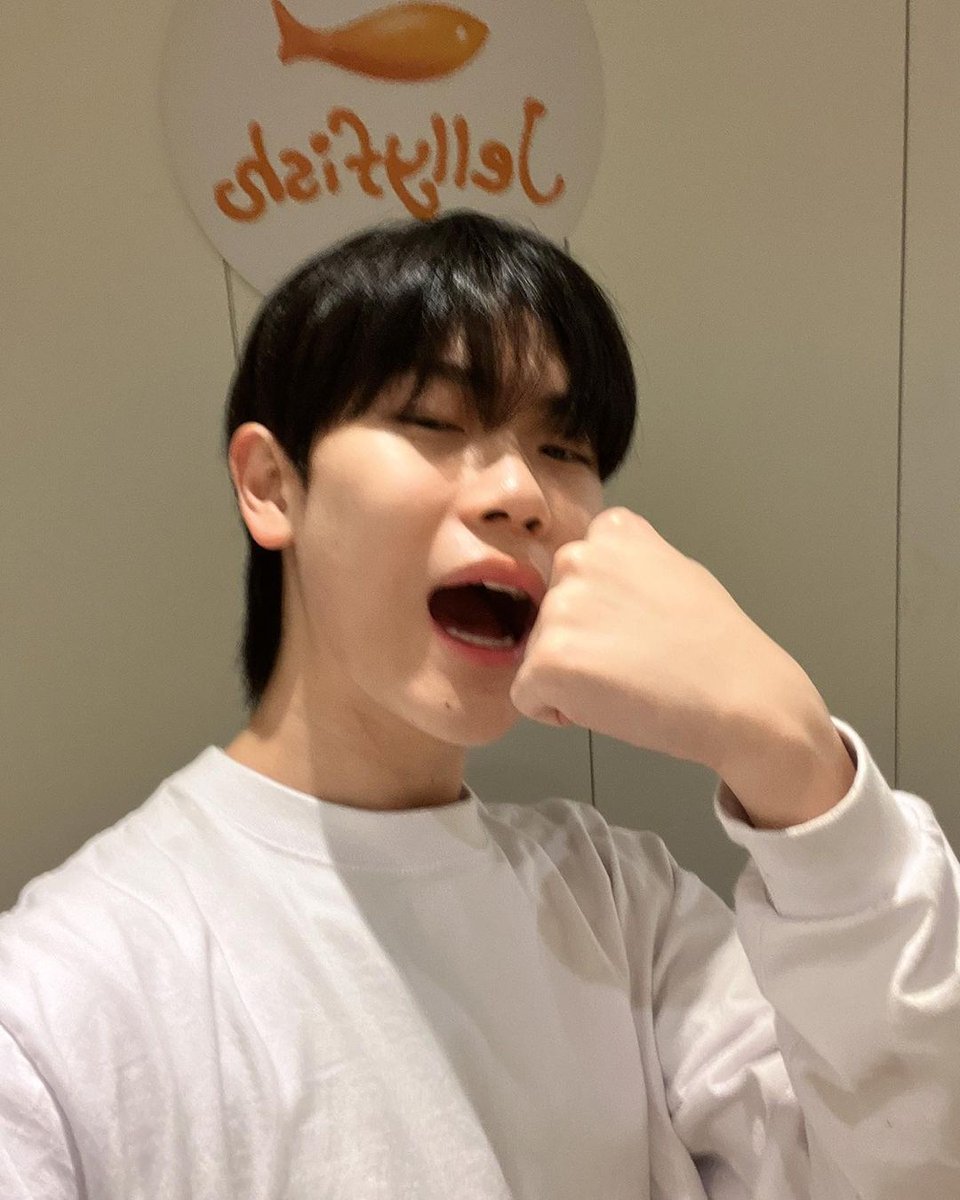 YeojunArchive's tweet photo. "Should I choose the back hair... I was thinking about choosing bangs, but I just did the back hair!😋"

#JANGYEOJUN #장여준 #JELLYFISHENT https://t.co/8Jgww0gBcr