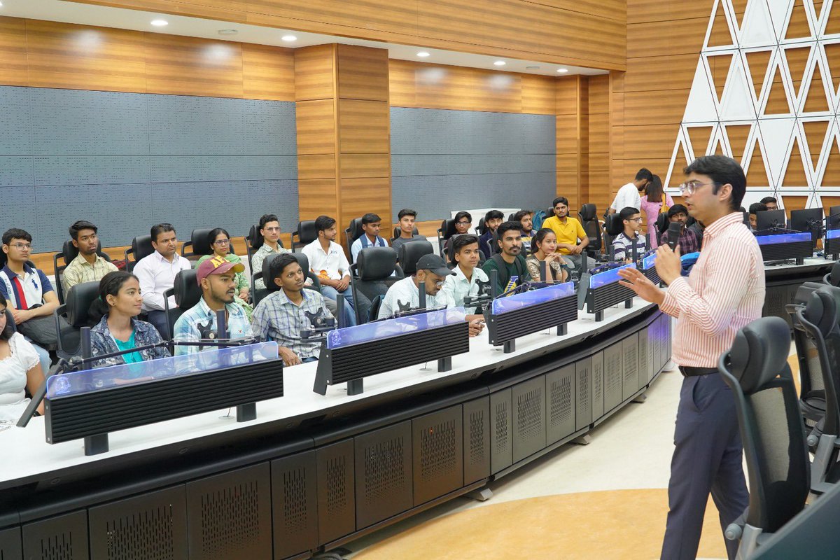 ChandigarhSmart's tweet photo. Continuous efforts to train the young minds of Smart City Chandigarh with the use of Data & Technology during “Technology ki Pathshaala”
#ChandigarhSmartCity #ICCCChandigarh #NationalTechnologyDay #SmartCityChandigarh #TechnologyKiPathshaala #technologyday
@MCChandigarh @PIBChandigarh @CBC_Chandigarh