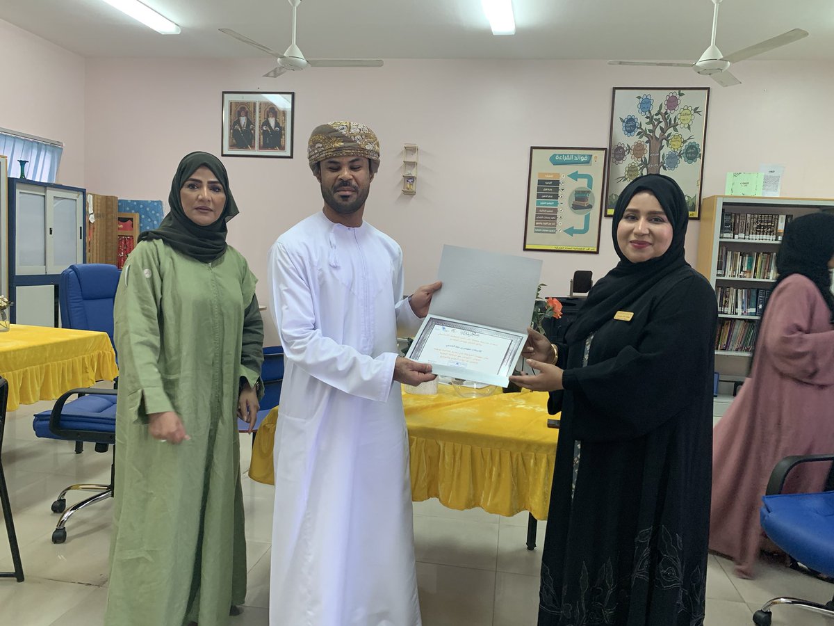 alsharjic's tweet photo. شكر وتقدير لمدرسة @JamelaMuscat إدارة ومعلمات على حفاوة الاستقبال وكرم الضيافة، والتشرف بنيل التكريم من مديرة المدرسة. https://t.co/SVKZStiCjU