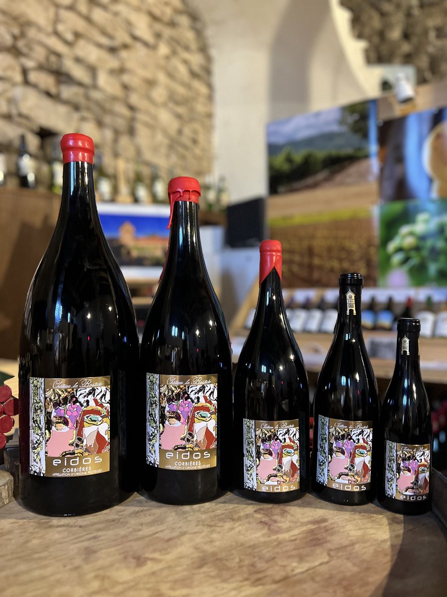 11200chlb's tweet photo. Travail artisanal. Cirage à la main pour nos magnums et plus! Cuvée emblématique EIDOS Rouge AOP Corbières. 80% Syrah 20% Grenache, élevage en fût de chêne français. #winetasting #cavisite #sommeliercurieux #conversionbio #corbieres #languedocwine @aoccorbieres @vi_aude https://t.co/5R37QQ5489