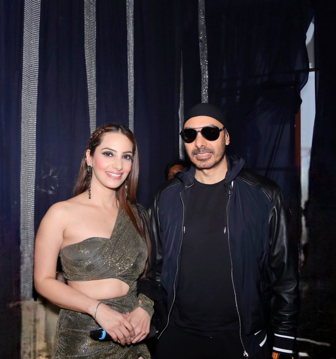 AnchorPiya's tweet photo. Golden Glory Look For Cocktail Function In Karnal Recently With Singer @Sukhbir_Singer #anchorpiyasharma🎤 #sangeetfunction #soundlight @gypsysounds #artistmanagedby @dreamz_ashish #weddingplanning @thedewindia #myoufit @ashfaqueahmaddesignstudio #location @theedenfarms_ https://t.co/E2ZjfEjS3R
